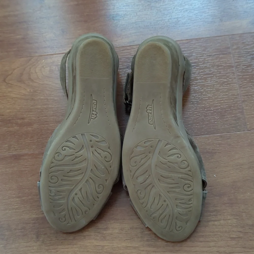 Earth Retro taupe suede wedge sandals wide